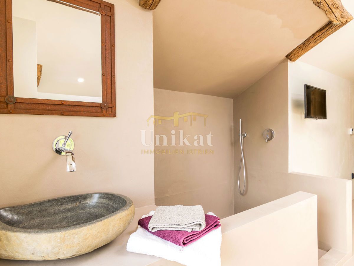 Kamena hiša z razgledom na naravo